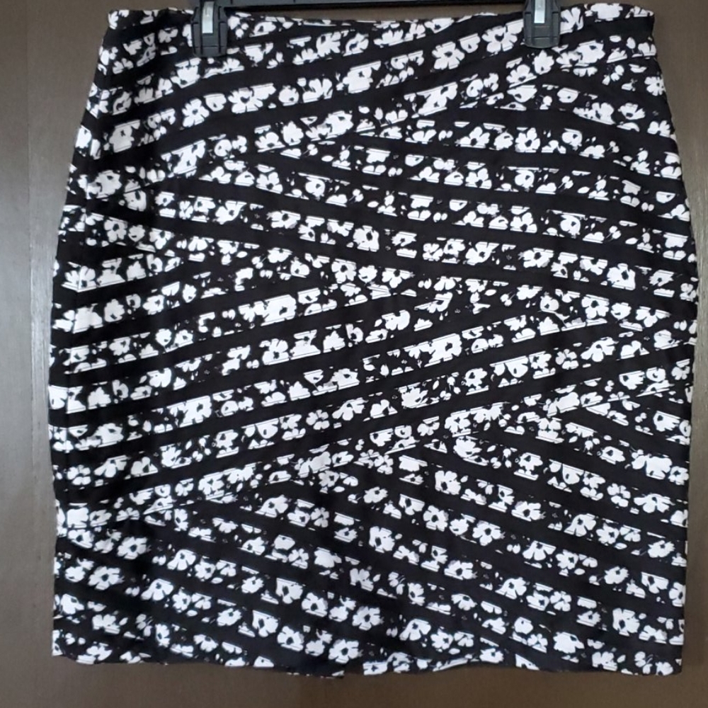WHBM black & white super cute skirt